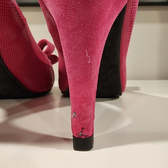 Ron White Pink Printed Leather Heels with Suede Bow - Picture 5 of 8